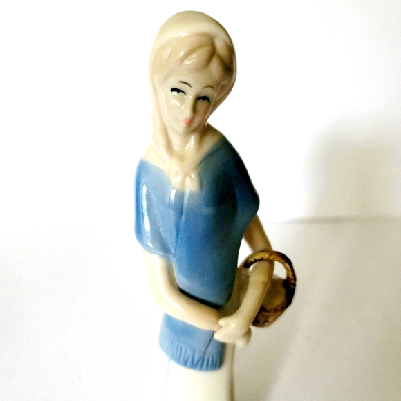 Porcelain figurine women with basket blue off white slender - Picture 2 of 7